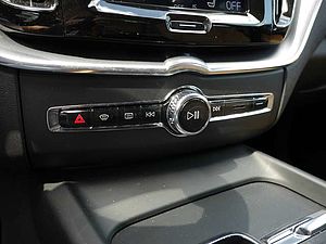 Volvo  D5 AWD Momentum LEDER NAVI LED W-LAN EU6